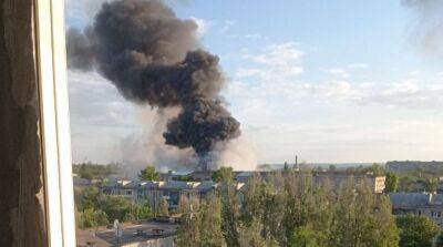 В Луганске прогремели мощные взрывы, СМИ сообщают о пожаре на одном из заводов