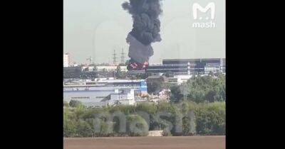 Поднялся огромный столб черного дыма: под Москвой в районе ТЭЦ вспыхнули склады (видео)