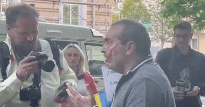 Активисты облили кетчупом писателя Виктора Шендеровича в Вильнюсе (фото, видео)