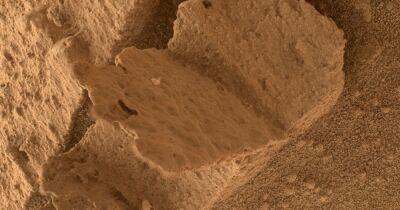 Раскрытая книга. Марсоход NASA обнаружил новый странный объект на Марсе (фото)
