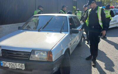 Во Львовской области мужчина на краденом авто сбил полицейского
