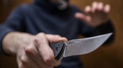 В Измаиле мужчина напал с ножом на инспекторку пробации и чуть ее не зарезал