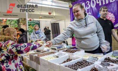 Россияне возмутились зарплатой столичного продавца сладостей