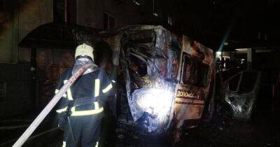 Есть погибшие: в Киеве сгорела машина скорой помощи (видео, фото)