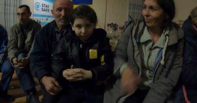 Жили в подвале: из ближайшего к Бахмуту поселка эвакуировали последнего ребенка (видео)