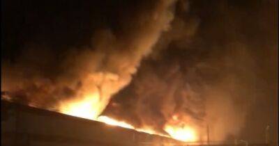 Все в дыму и огне: в российском Тольятти вспыхнул масштабный пожар (видео)
