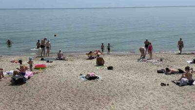 Одесситы открыли пляжный сезон, несмотря на запрет – видеофакт