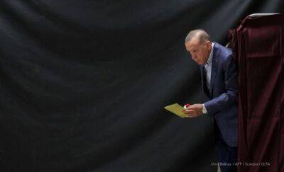 Выборы в Турции: члены комиссий заполняют бюллетени в пользу Эрдогана