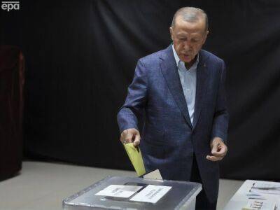 Эрдоган раздал деньги детям в школе, в которой голосовал на выборах