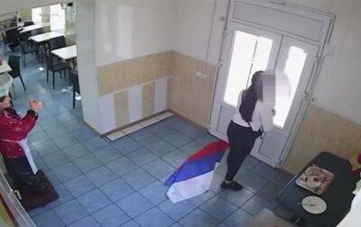 В Мелитополе будут "судить" девушку, сорвавшую флаг РФ в кафе - мэр