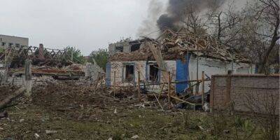 Атаковали школу и жилой дом. Россияне обстреляли Запорожскую область, ранены гражданские и водитель скорой