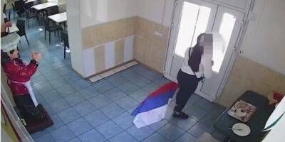 «Очередное показательное судилище». В кафе оккупированного Мелитополя девушка сорвала российский флаг, ее заставили извиняться