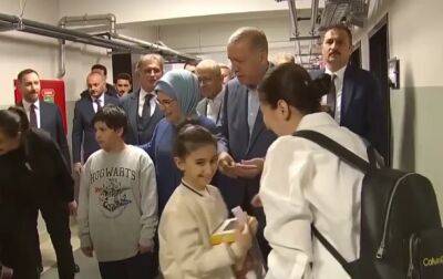Эрдоган раздавал детям деньги на избирательном участке