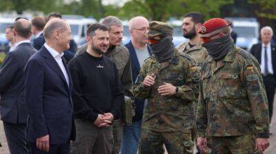 Зеленский и Шольц посетили военную базу, где обучаются украинские воины