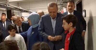 "Следит за демократией": Эрдоган раздал детям деньги перед голосованием в Стамбуле (видео)