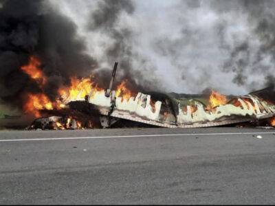 В Мексике на трассе столкнулись и загорелись грузовик и фургон: по меньшей мере 26 жертв