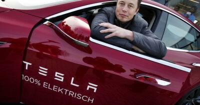 Tesla будет в реальном времени отслеживать зевки и моргания водителя