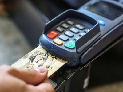 Полицейская оплачивала покупки банковской картой покойника