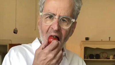 Как правильно есть израильские помидоры: видео шеф-повара Эяля Шани взорвало соцсети