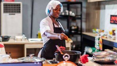 Шеф-повар из Нигерии готовит новый мировой рекорд более 100 часов