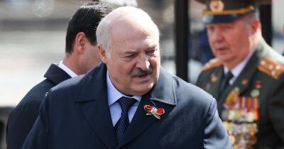 Впервые после парада в Москве: Лукашенко показался на публике с военными (фото)