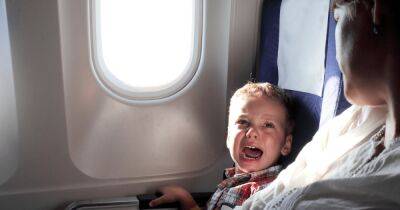 Целых 90 минут: мужчина позволил ребенку кричать в самолете, чтобы позлить пассажира