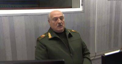 Бледный, с хриплым голосом и перебинтованной рукой: Лукашенко впервые появился на публике (видео)