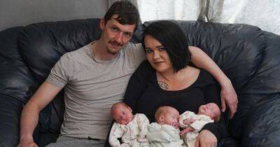 Шанс 1 к 200 миллионам: в Британии родились тройняшки, которых не могут отличить (фото)