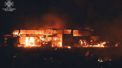 Разрушенное здание и сгорели 4 автобуса &#8722; последствия ночного удара россиян по Киеву