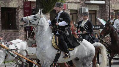"Обращайтесь к украинским спецслужбам!": Кадыров празднует возвращение коня