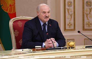 Лукашенко снова показали с перебинтованной рукой