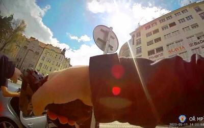 В Праге парень развлекался стрельбой по прохожим из газового пистолета: видео