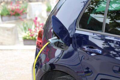 Сколько стоит одна зарядка электромобиля в Германии