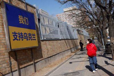 Китай призвал посольства убрать знаки поддержки Украины