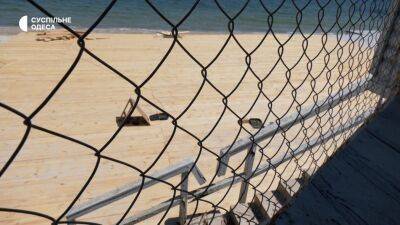 "Пришел насладиться пляжем, а его нет": на одесском берегу появилась странная конструкция, фото