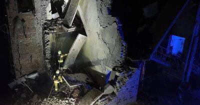 В Николаеве ракетным ударом повреждены автосалон и торговый центр (ФОТО)