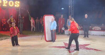 Участвовала в номере с ножами: 99-летняя британка исполнила мечту, выйдя на сцену цирка (видео) - focus.ua - США - Украина - Англия - Великобритания