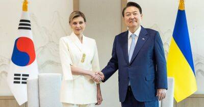 Елена Зеленская в белом костюме-кимоно встретилась с президентом Южной Кореи