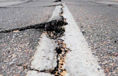 В Нелидовском округе на дороге обнаружили выбоины и разломы