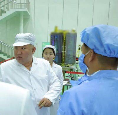 Ким Чен Ын с дочерью осмотрели первый спутник-шпион КНДР - фото