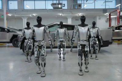 Роботы-гуманоиды Tesla Optimus неспешно «прогуливаются» по цехам с Cybertruck и очень точно воспроизводят человеческие движения