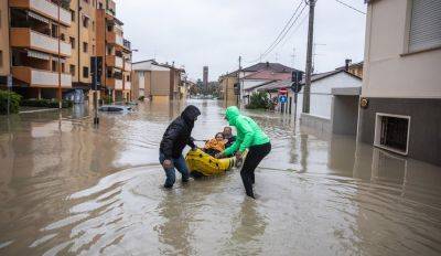 Тысячи людей эвакуированы из-за наводнения в Италии. По меньшей мере три человека погибли