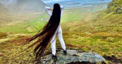 "Настоящая Рапунцель": полячка, которой запретили стричься, показала волосы длиннее ее роста