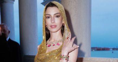 Энн Хэтэуэй в платье Versace с капюшоном посетила ювелирную выставку Bulgari