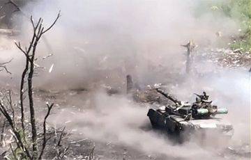 Украинский танк в упор ликвидировал оккупантов, стрелявших по беспилотнику
