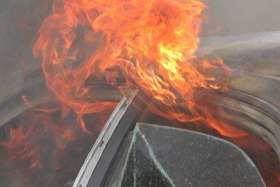 В Тель-Авиве поджог автомобиля, в Хайфе нападение на пожилого водителя на дороге