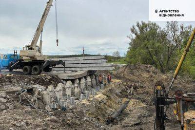 На Харьковщине восстанавливают пятый мост, разрушенный обстрелами (фото)