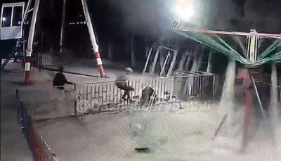 В Кашкадарье мужчина вылетел из раскачивающегося аттракциона "Пиратский корабль". Видео