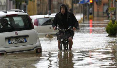 Число жертв наводнения в Италии выросло до девяти. Рядом с Болоньей рухнул мост, отменен этап "Формулы-1"