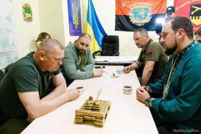 Синегубов в Купянске провел совещание с военными и обсуждал оборону (видео)